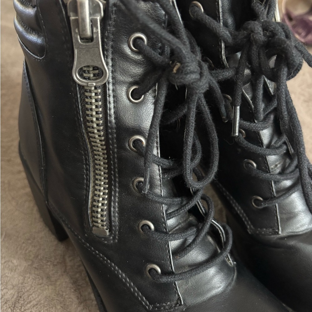 Chic Steve Madden Black Lace-Up Block Heel Boots with Zipper and Tread Size 8.5 - Picture 9 of 10